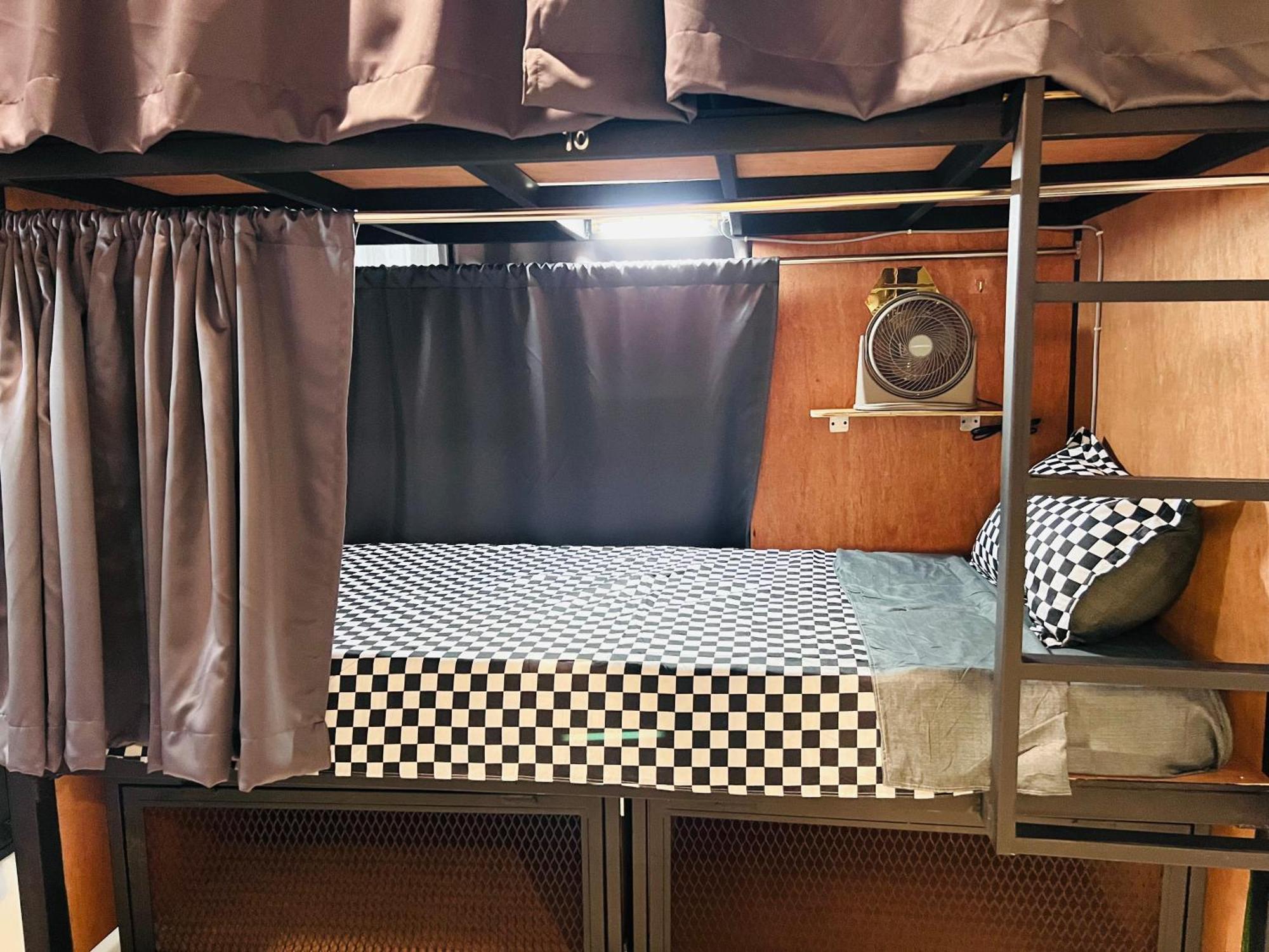 Regalia Spritz Empire Hostel Куала-Лумпур Экстерьер фото